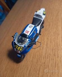 Modellino Yamaha yzr-m1 n.46 Valentino Rossi 2007