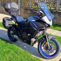 Yamaha Tracer 700 con tris valige