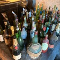 51 bottiglie e fiaschi di vino vuote