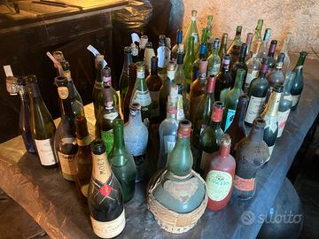 51 bottiglie e fiaschi di vino vuote