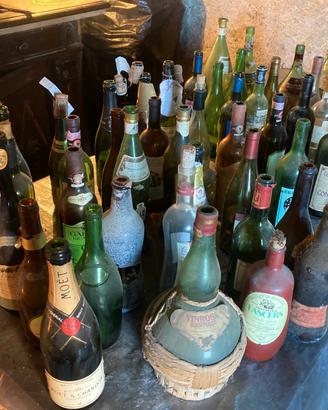 51 bottiglie e fiaschi di vino vuote