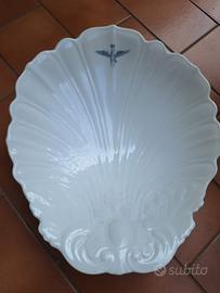 Piatto a forma di conchiglia con stemma militare