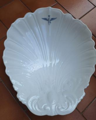 Piatto a forma di conchiglia con stemma militare