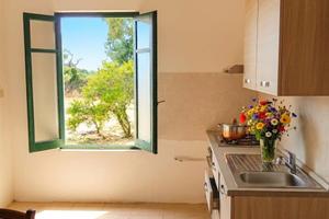 Azienda agricola con casa del custode e stalla