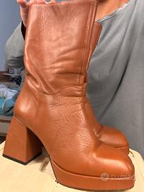 Stivali cuoio punta quadrata