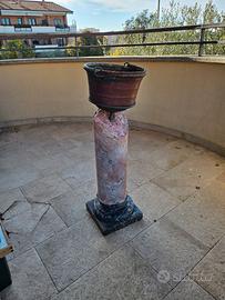 Colonna in marmo rosa e nero e vaso in rame