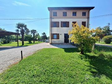 Spaziosa casa in bifamiliare con giardino