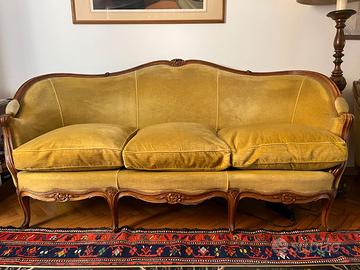 divano e due poltrone in stile Chippendale