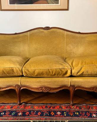 divano e due poltrone in stile Chippendale