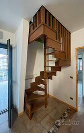 Scala a chiocciola modulare in legno