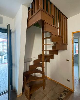 Scala a chiocciola modulare in legno