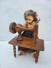 BAMBOLA CON MACCHINA DA CUCIRE VINTAGE ALTA 38 CM.