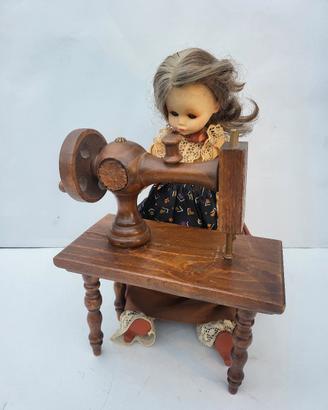 BAMBOLA CON MACCHINA DA CUCIRE VINTAGE ALTA 38 CM.