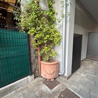 Vaso in cotto ad angolo