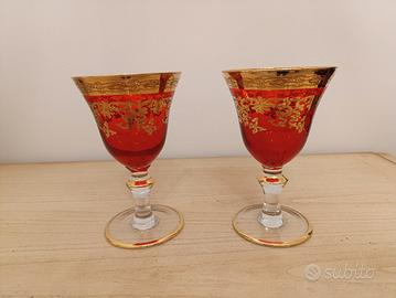 Set di 2 calici rossi con decorazioni oro 