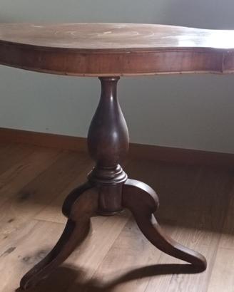 Tavolino in noce fine Ottocento