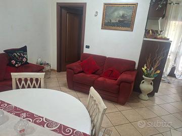 2 divani 2 posti e 3 posti  più letto