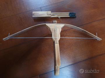 Balestra giocattolo in legno