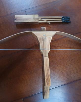 Balestra giocattolo in legno