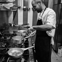 Aiuto cuoco con prospetto di crescita