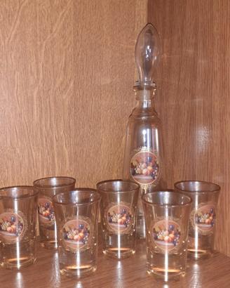 set bicchierini vintage con bottiglia