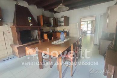 Casa indipendente di 220 m² con 5 locali e posto a