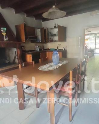Casa indipendente di 220 m² con 5 locali e posto a