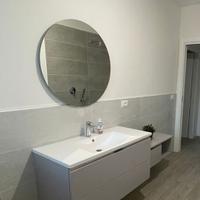 Mobile bagno sospeso moderno con lavabo