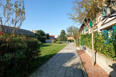 VILLA A SCHIERA A STEZZANO