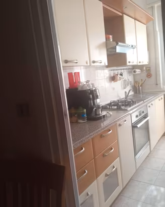 mobile cucina con lavello, cappa e fuochi compreso