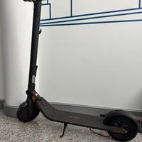 Monopattino  Segway Ninebot E22E – come nuovo