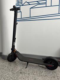 Monopattino  Segway Ninebot E22E – come nuovo