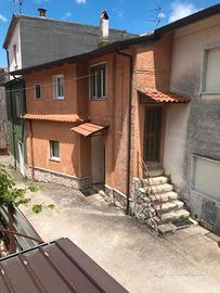 Casa Cervinara su due livelli con orto