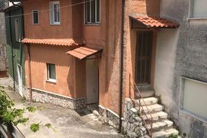 Casa Cervinara su due livelli con orto