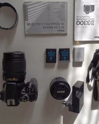 Nikon D3300 accessoriata + obiettivi