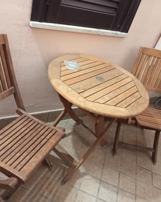 tavolino esterno di legno con due sedie 