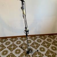 Tre microfoni con piedistallo