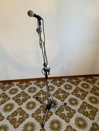 Tre microfoni con piedistallo