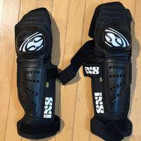 IXS ginocchiere e parastinchi