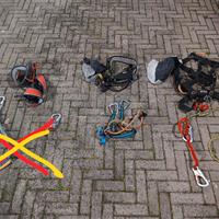 3 imbracature per arrampicata più 2 set ferrata 