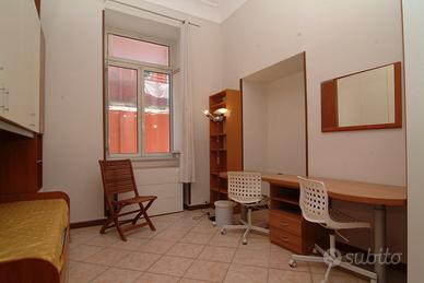 Ampia camera singola in appartamento signorile