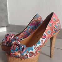 scarpa fiorata con tacco