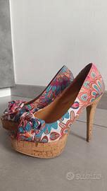 scarpa fiorata con tacco