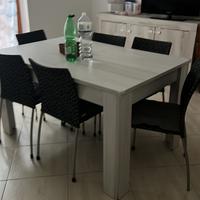 Tavolo da pranzo con sedie