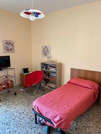 Zona e.basile camera arredata solo ragazze