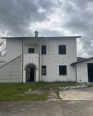 Rustico / Casale di 200 m² con box auto a Umbertid