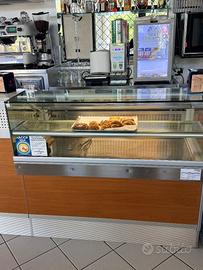 Banco e retro banco e vetrina