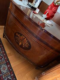 Scrivania antica in legno decorato con cassetti