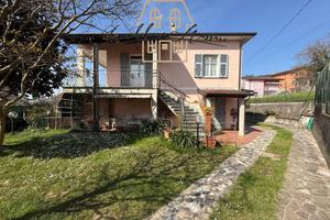 Villa di 312 m² con più di 5 locali a Castelnuovo 