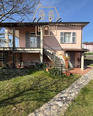 Villa di 312 m² con più di 5 locali a Castelnuovo 